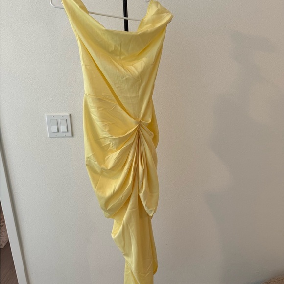 PrettyLittleThing women’s Asymmetrical butter Yellow Dress silk size 10 - Picture 3 of 6